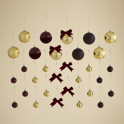 30pk mixed sized shatterproof baubles burgandy gold £8 (31045567)