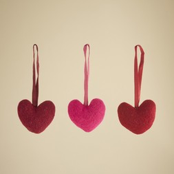 3x felt heart hanging decs ​ £4 (31047586)