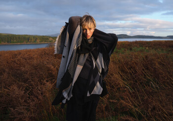 https://dc-42351dc5a6b3.prshots.es/contents/archives/1940/997/images/thumb350x287_auto/barbour-rosemary-cape-rrp-139-barbour-melody-scarf-rrp-34.95-ava_706aa_thumb.jpg