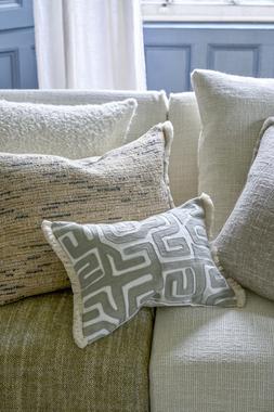 CUSHION SELECTION