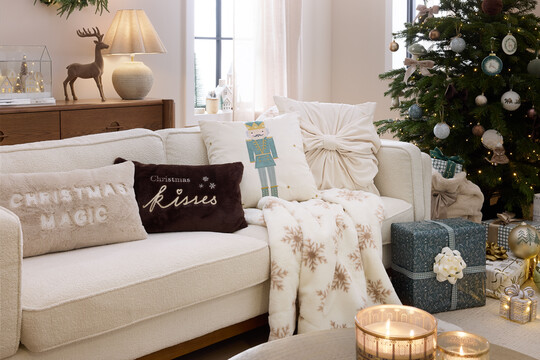 https://dc-42351dc5a6b3.prshots.es/contents/archives/2320/1155/images/thumb540x287_width/prshots_bm-0805_2072750_bm_aw26_alpine_charm_living_room_cameo_6_15e61_thumb.jpg