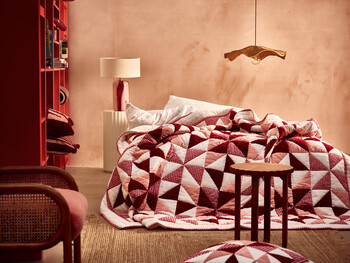 https://dc-42351dc5a6b3.prshots.es/contents/archives/329/362/images/thumb350x287_auto/oliver-bonas_burgundy-pink-gingham-patchwork-quilt_fa01e_thumb.jpg