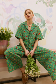 https://dc-42351dc5a6b3.prshots.es/contents/archives/329/362/images/thumb350x287_auto/oliver-bonas_green-strawberry-cropped-wide-leg-trousers-gbp68_thumb.jpg