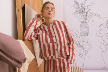 https://dc-42351dc5a6b3.prshots.es/contents/archives/329/362/images/thumb350x287_auto/oliver-bonas_red-ecru-striped-denim-jacket-gbp78-landscape_thumb.jpg
