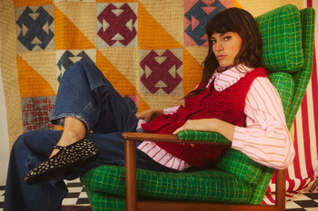 https://dc-42351dc5a6b3.prshots.es/contents/archives/329/362/images/thumb350x287_auto/oliver_bonas_4-landscape-mid-blue-denim-barrel-leg-jeans_70_thumb.jpg