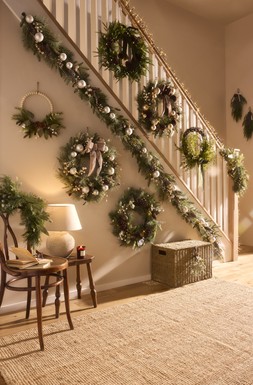 0805 2072750 B&M AW26 WREATHS AND GARLANDS 2