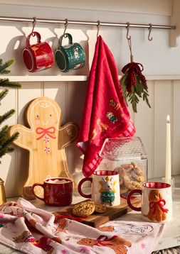 B&M AW26 Timeless Kitchen Christmas Traditon Mugs Alpha Bet Cameo02