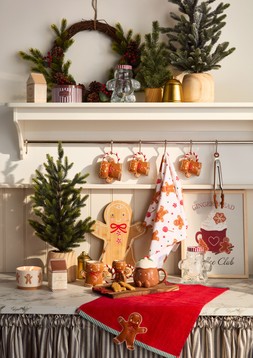 B&M AW26 Timeless Kitchen Christmas Traditon Mugs Alpha Bet Main02