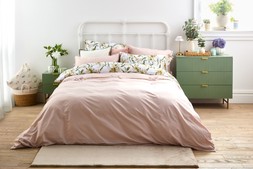 B&M HOME SS26 // SUMMER BEDDING - BOTANICAL // LUCIA DUSKY PINK TIE DETAIL DUVET SET DOUBLE £15 KING £18 // LILY PRINT DUVET SET DOUBLE £15 KING £18 // PORTABLE GOLD RIB LAMP £10 //