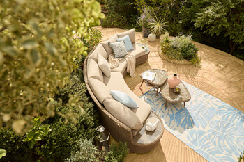 https://dc-42351dc5a6b3.prshots.es/contents/archives/3552/1530/images/thumb350x287_auto/dobbies-garden-centres_alps-curved-sofa-gbp1599-portofino-wine-g_9494c_thumb.jpg