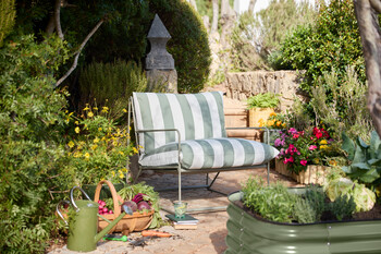 https://dc-42351dc5a6b3.prshots.es/contents/archives/3552/1530/images/thumb350x287_auto/dobbies-garden-centres_riva-striped-chair-gbp129_thumb.jpg