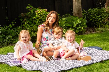 https://dc-42351dc5a6b3.prshots.es/contents/archives/3654/1560/images/thumb350x287_auto/peacocks_dani-and-her-children_thumb.jpg