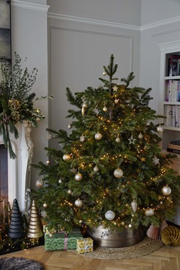 BRONZE CUT OUT MISTLETOE TREE SKIRT