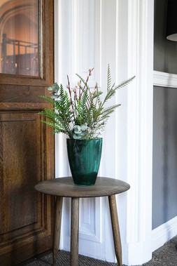 EMERALD RIBBED TALL VASE H24.5CM W18CM