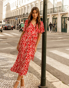 https://dc-42351dc5a6b3.prshots.es/contents/archives/3700/1570/images/thumb350x287_auto/threadbare_womens-red-floral-print-v-neck-belted-flutter-sleeve-_61f75_thumb.jpg