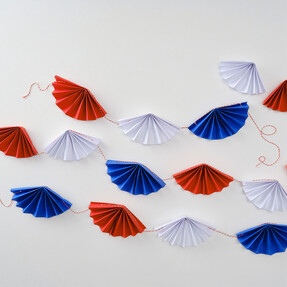 https://dc-42351dc5a6b3.prshots.es/contents/archives/3746/1580/images/thumb350x287_auto/hobbycraft_how-to-make-paper-fan-bunting-project_1_027a5_thumb.jpg