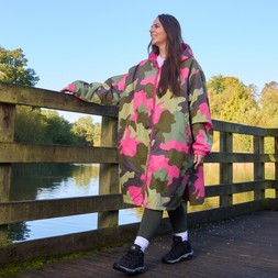 OHS Adults Water Resistant Camo Sherpa Drying Robe - Green/Pink - £30