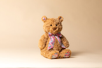 https://dc-42351dc5a6b3.prshots.es/contents/archives/4463/1742/images/thumb350x287_auto/jellycat_liberty-bear-d-wilshire-20-copy_thumb.jpg
