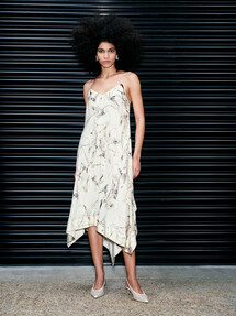 https://dc-42351dc5a6b3.prshots.es/contents/archives/98/201/images/thumb350x287_auto/marks-spencer_ms-dress-to-thrill-look-36_thumb.jpg