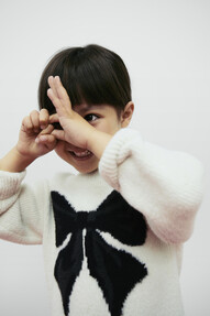 https://dc-42351dc5a6b3.prshots.es/contents/archives/98/201/images/thumb350x287_auto/marks_amp_spencer_ms-bow-jumper-2-8-yrs-18_thumb.jpg