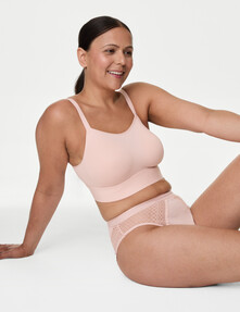 https://dc-42351dc5a6b3.prshots.es/contents/archives/98/201/images/thumb350x287_auto/marks_amp_spencer_ms-non-wired-post-surgery-cami-bra-a-h-18-pin__d1fd0_thumb.jpg